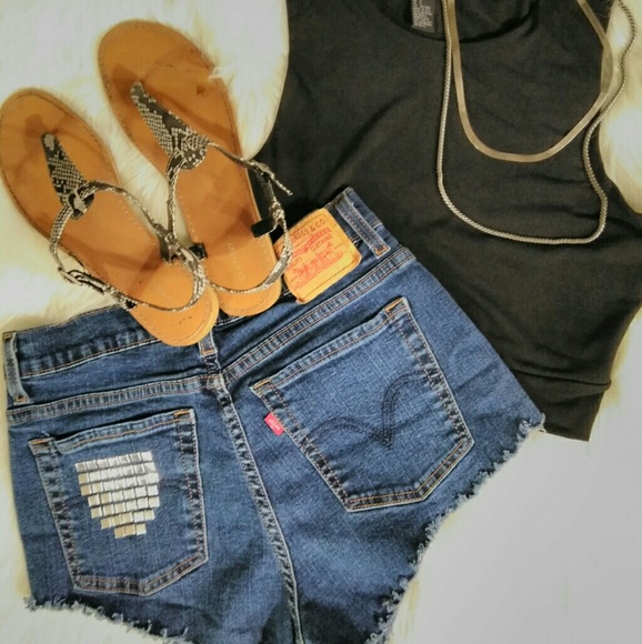 LEVI'S | Highwaisted Cheeky Denim Shorts! - Picture 6 of 7